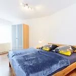 Private Apartments Close To Subway